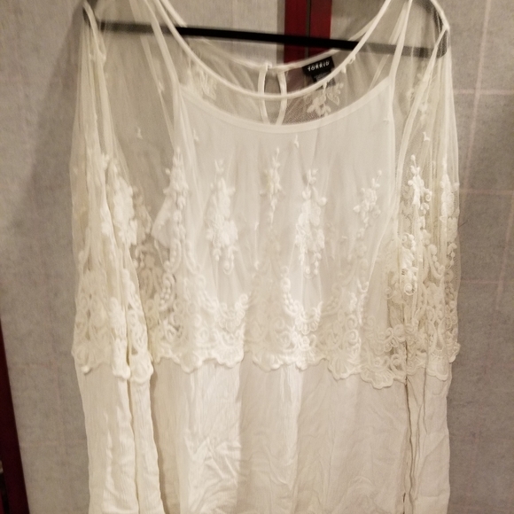 Torrid 3X white lace/gauze tunic with attached cami. Great for Valentine pics! - Picture 2 of 7